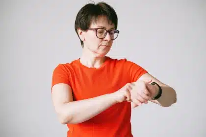 Person trägt Smartwatch und Kopfhörer in einem ruhigen Moment der Selbstreflexion