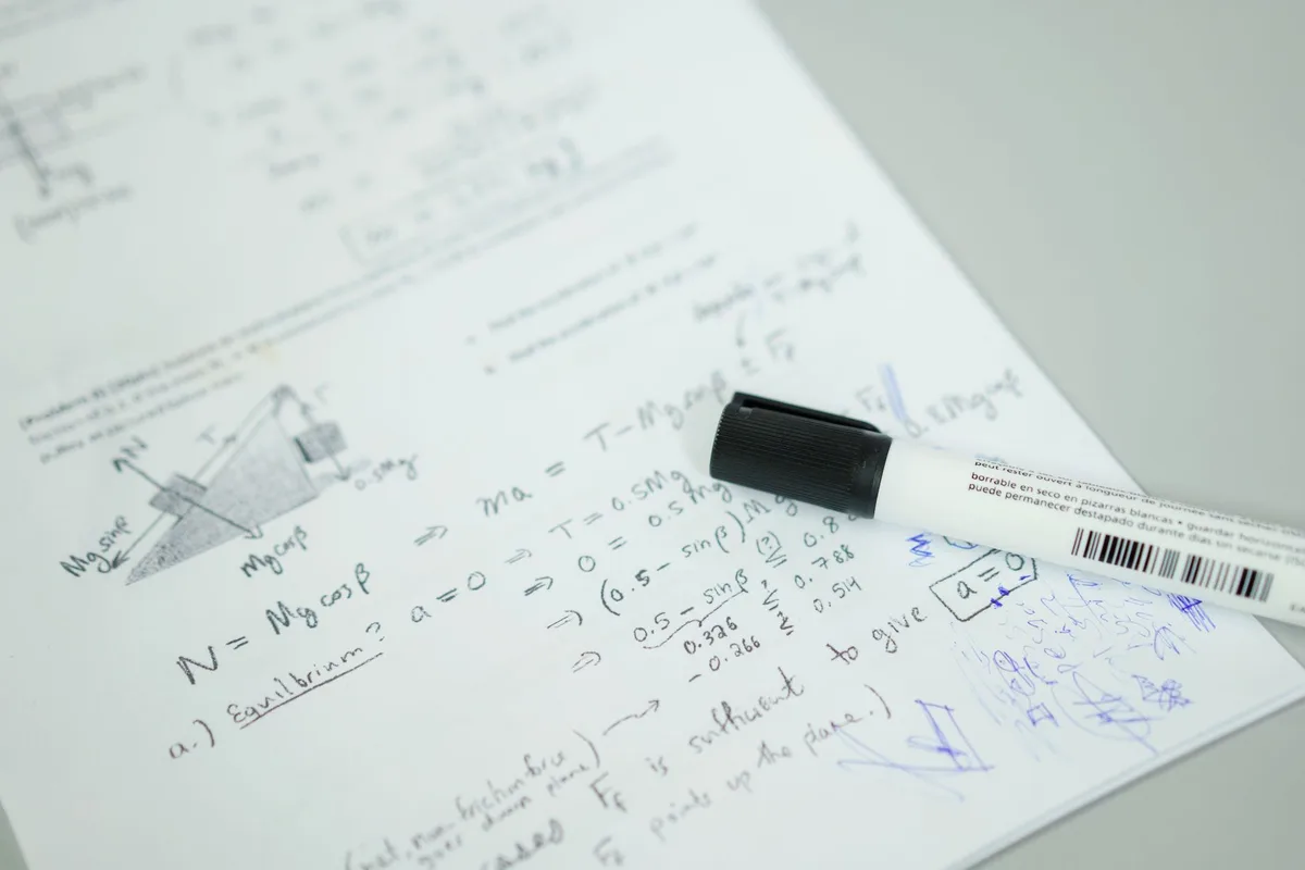 Schüler bei einer Mathematikprüfung ohne KI-Unterstützung