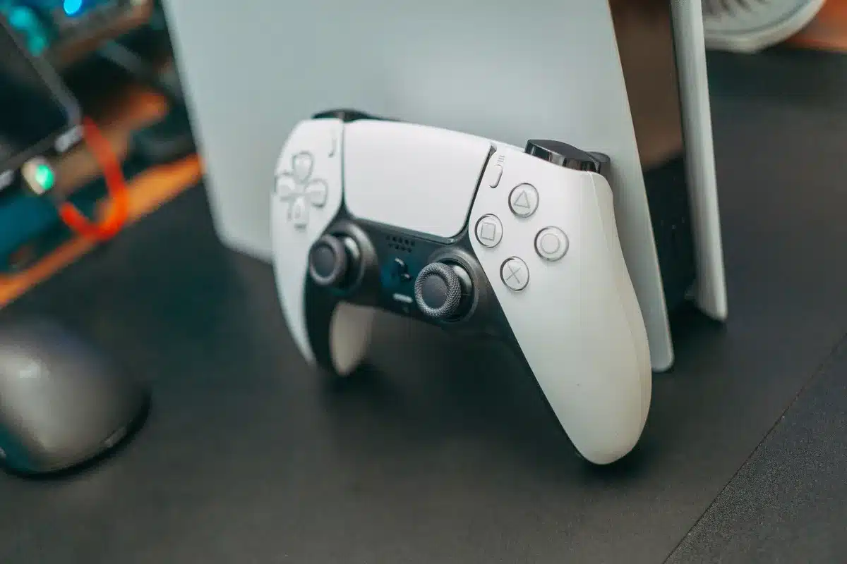 PS5-Controller auf dunklem Hintergrund, symbolisiert das Performance-Upgrade auf 60 FPS