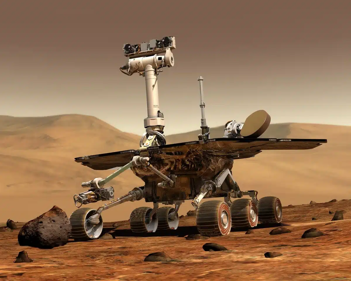 Forschungsroboter auf Marsgeländer bei geologischer Untersuchung