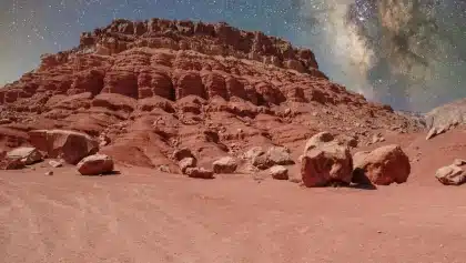 Luftaufnahme von Marsgestein mit wabenartigen polygonalen Strukturen und Rissen