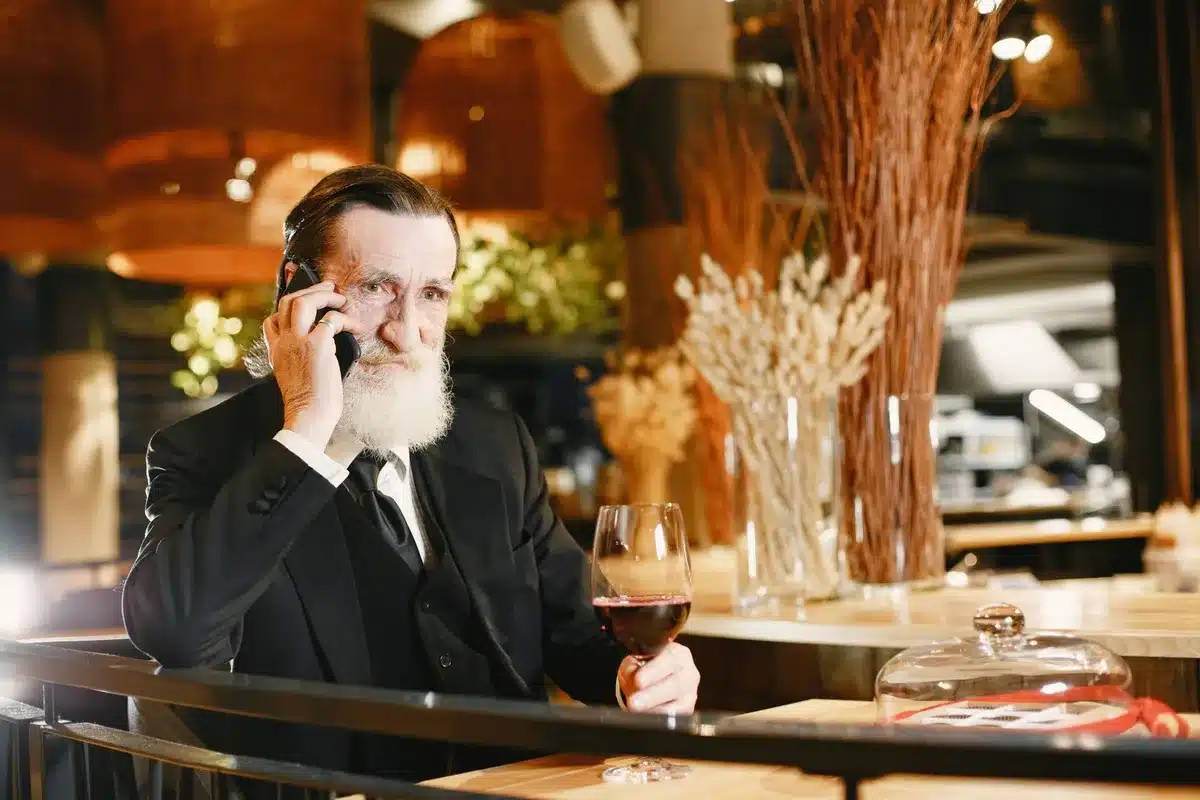 Eltern und Kind überprüfen telefonisch, ob die lokale Filiale an der Aktion teilnimmt