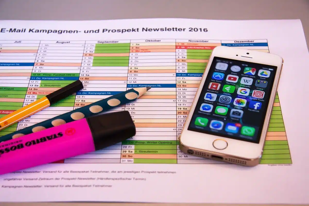Smartphone mit Newsletter-Anmeldeformular und App-Benachrichtigungen