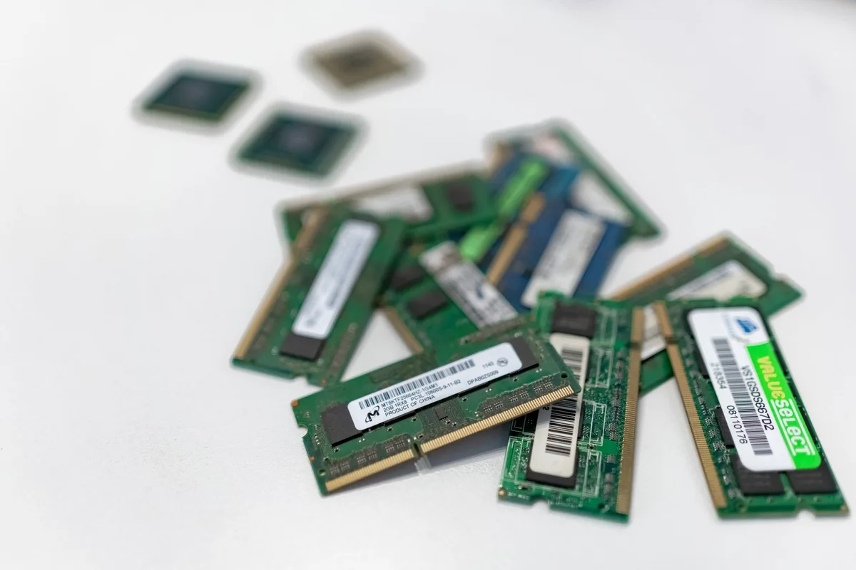 Verschiedene RAM-Module und Speicherbausteine unterschiedlicher Hersteller
