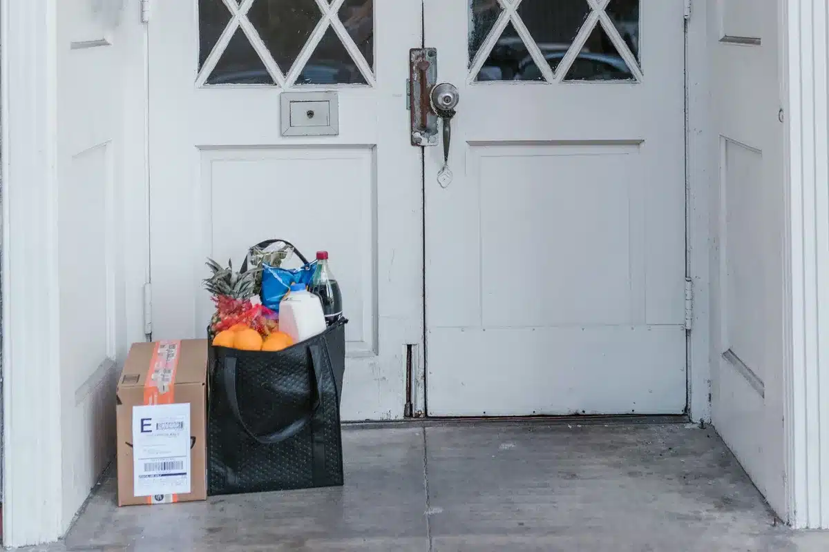 Lieferwagen vor einem Haus symbolisiert kostenlose Lieferung beim Online-Einkauf