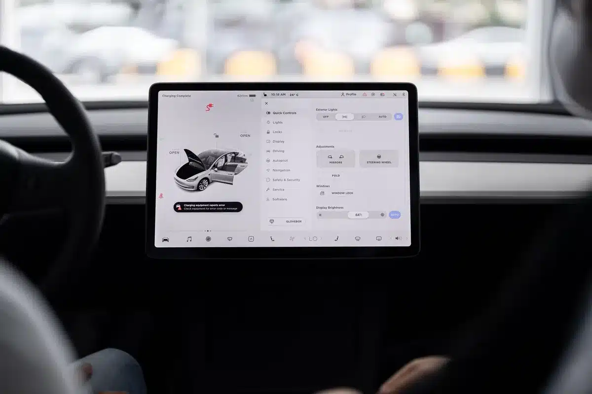 Digitale Steuerungsoberfl&auml;che zeigt Fahrmodi und Leistungsparameter eines softwaregesteuerten Fahrzeugs