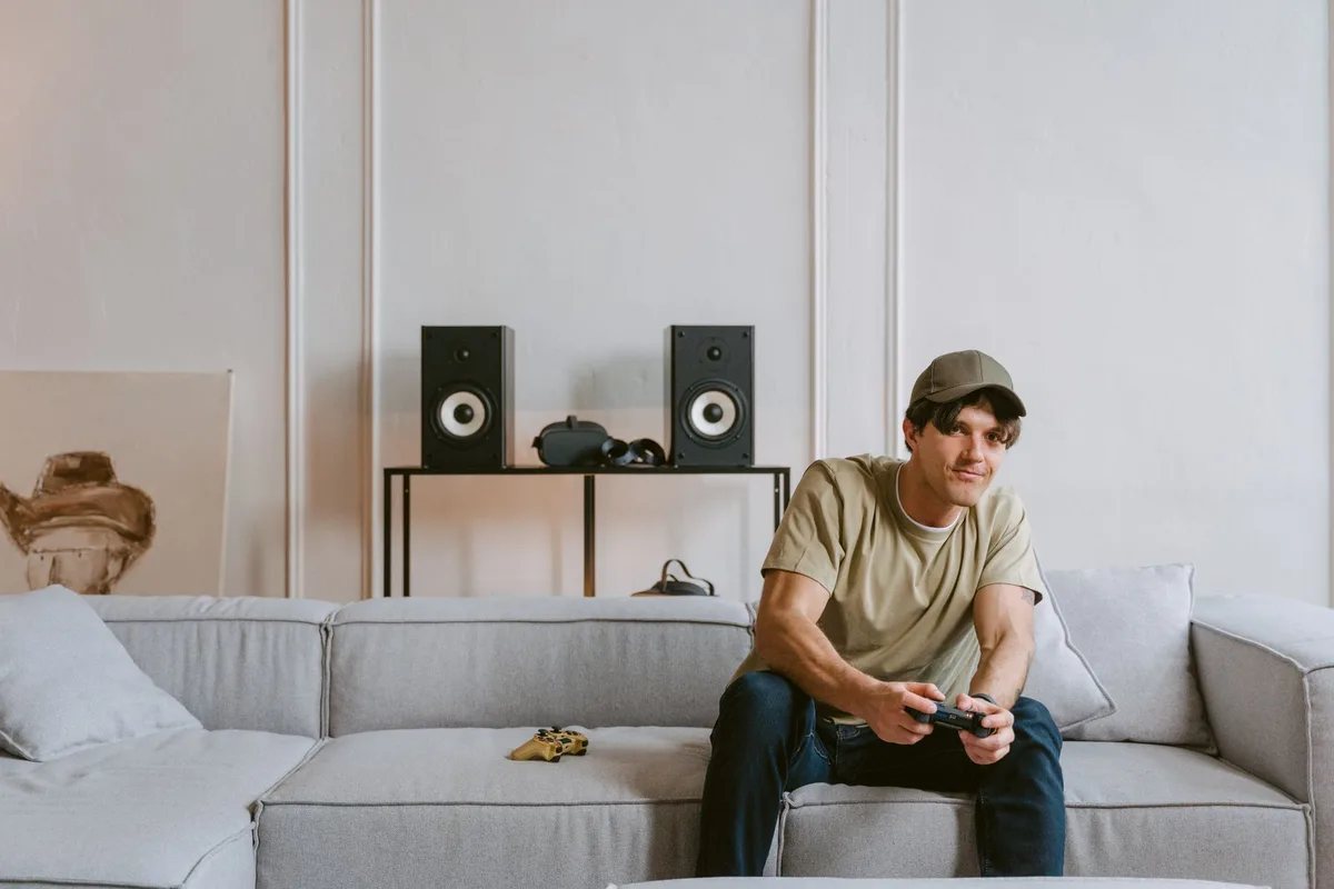 Elegante HiFi-Komponenten in modernem Wohnzimmer mit warmer Beleuchtung