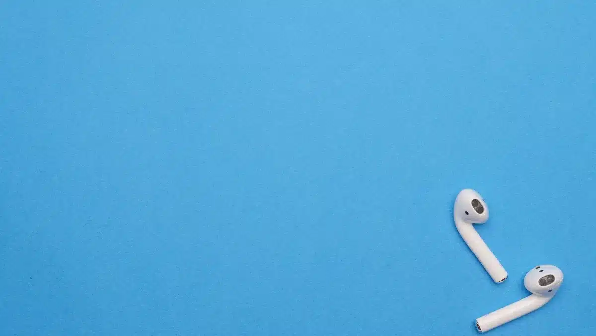 Hochwertige True-Wireless-Ohrhörer auf minimalistischem Hintergrund mit eleganter Beleuchtung