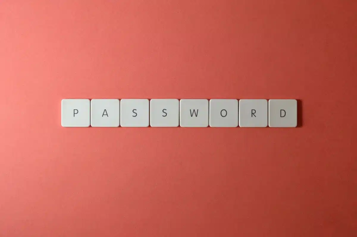 Person tippt ein sicheres Passwort auf einem Laptop-Keyboard