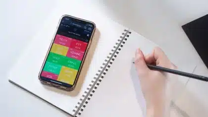 Smartphone-Display zeigt eine Brokerage-App mit Aktien- und ETF-Kursen