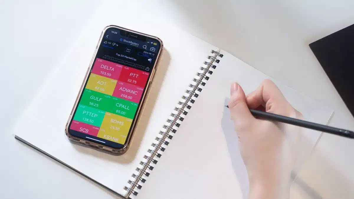 Smartphone-Display zeigt eine Brokerage-App mit Aktien- und ETF-Kursen