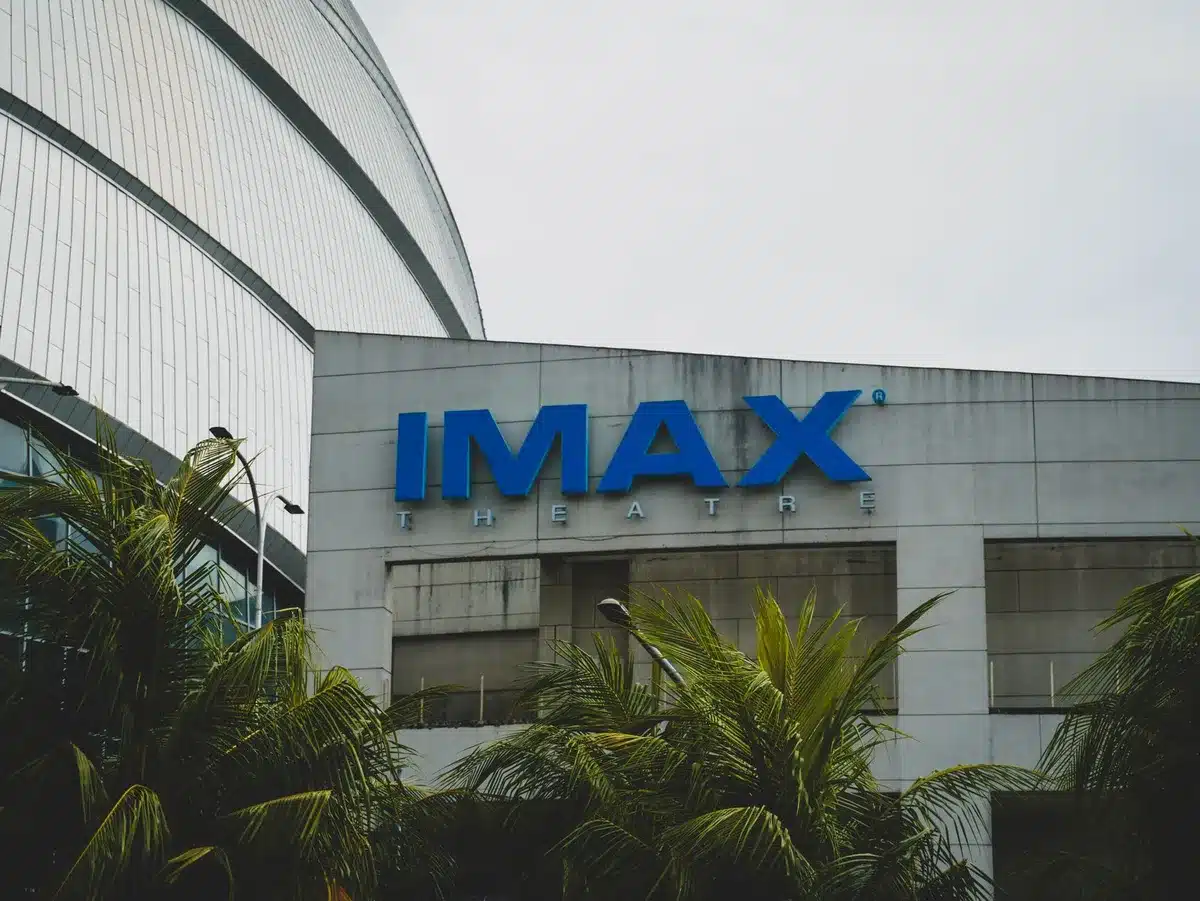 Zuschauer erleben einen Film auf einer großen IMAX-Leinwand in einem modernen Kino