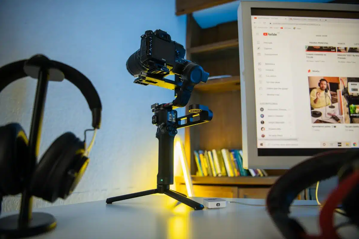 Desktop-Computer mit YouTube-Stream auf dem Bildschirm zur Live-&Uuml;bertragung eines Musikfestivals