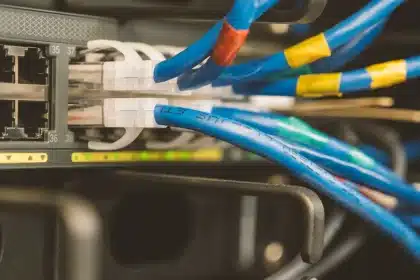 Techniker installiert Glasfaserkabel in einem Wohngebiet