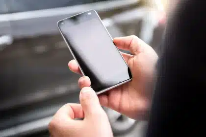 Smartphone zeigt Einstellungsmenü mit verknüpften Geräten und Sicherheitsoptionen