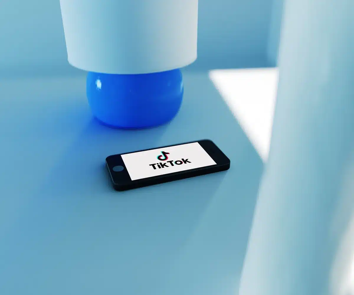 Smart‑TV mit mehreren Streaming‑Apps auf dem Bildschirm