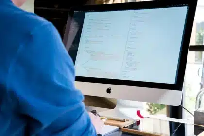 Computerbildschirm zeigt Sicherheitswarnungen und verdächtige URL-Parameter