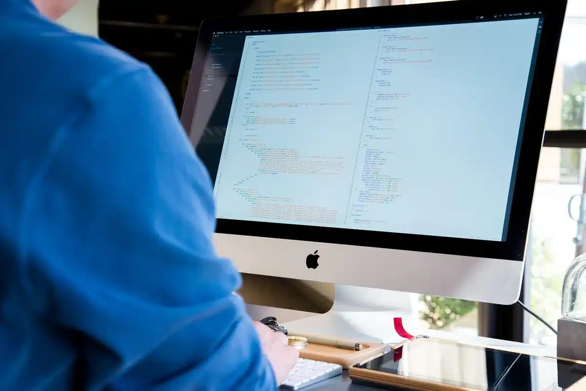 Computerbildschirm zeigt Sicherheitswarnungen und verdächtige URL-Parameter