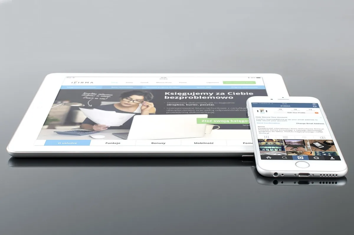 Person nutzt Tablet mit Designsoftware und KI-gest&uuml;tzten Vorschl&auml;gen