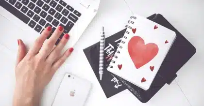 Person schaut auf Smartphone mit skeptischem Blick während einer Online-Dating-Unterhaltung
