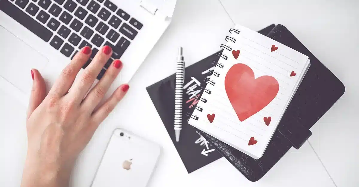 Person schaut auf Smartphone mit skeptischem Blick während einer Online-Dating-Unterhaltung