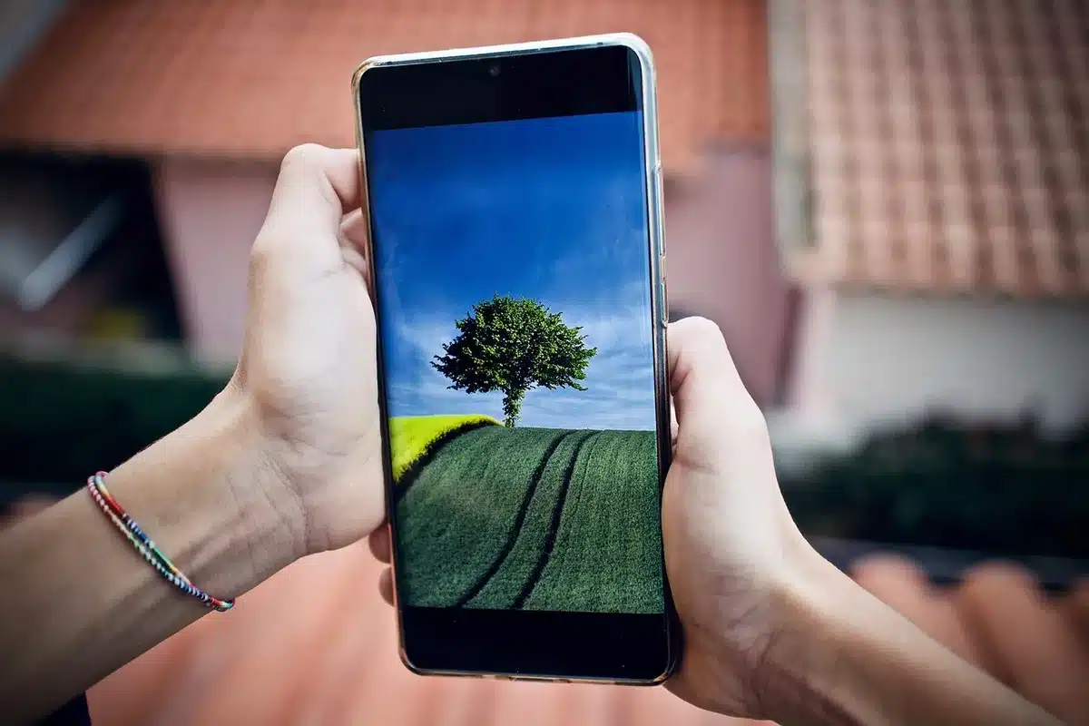 Smartphone mit Kontoinformationen und manuellem Aktualisierungsbutton