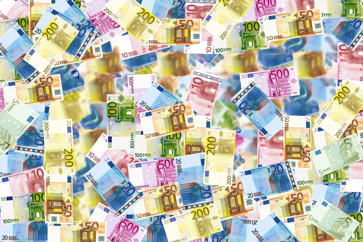 Verschiedene Bankprodukte und Sparoptionen auf einem Schreibtisch arrangiert