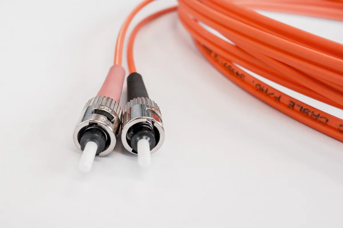 Techniker installiert Glasfaserkabel in einer Netzwerkinfrastruktur