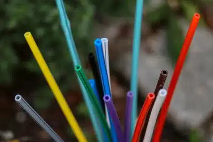 Vergleich von Glasfaserkabel und Kupferkabel nebeneinander mit verschwommenem Netzwerk im Hintergrund