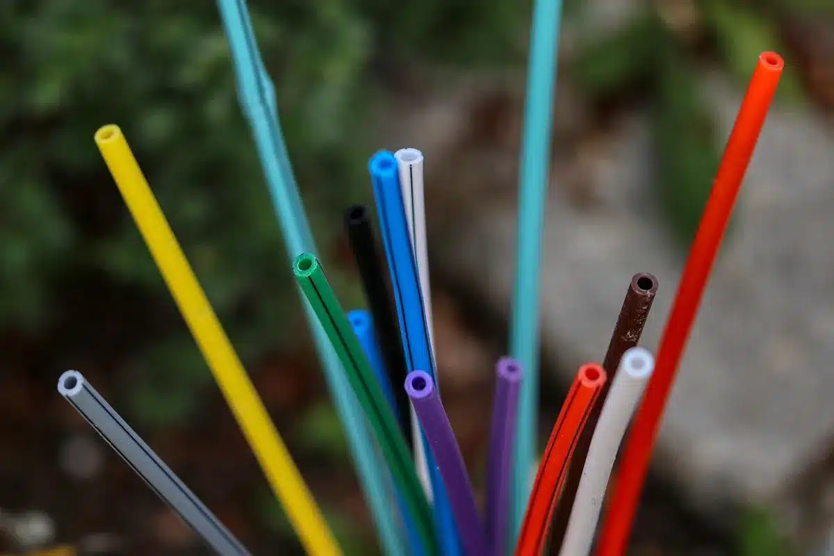 Vergleich von Glasfaserkabel und Kupferkabel nebeneinander mit verschwommenem Netzwerk im Hintergrund