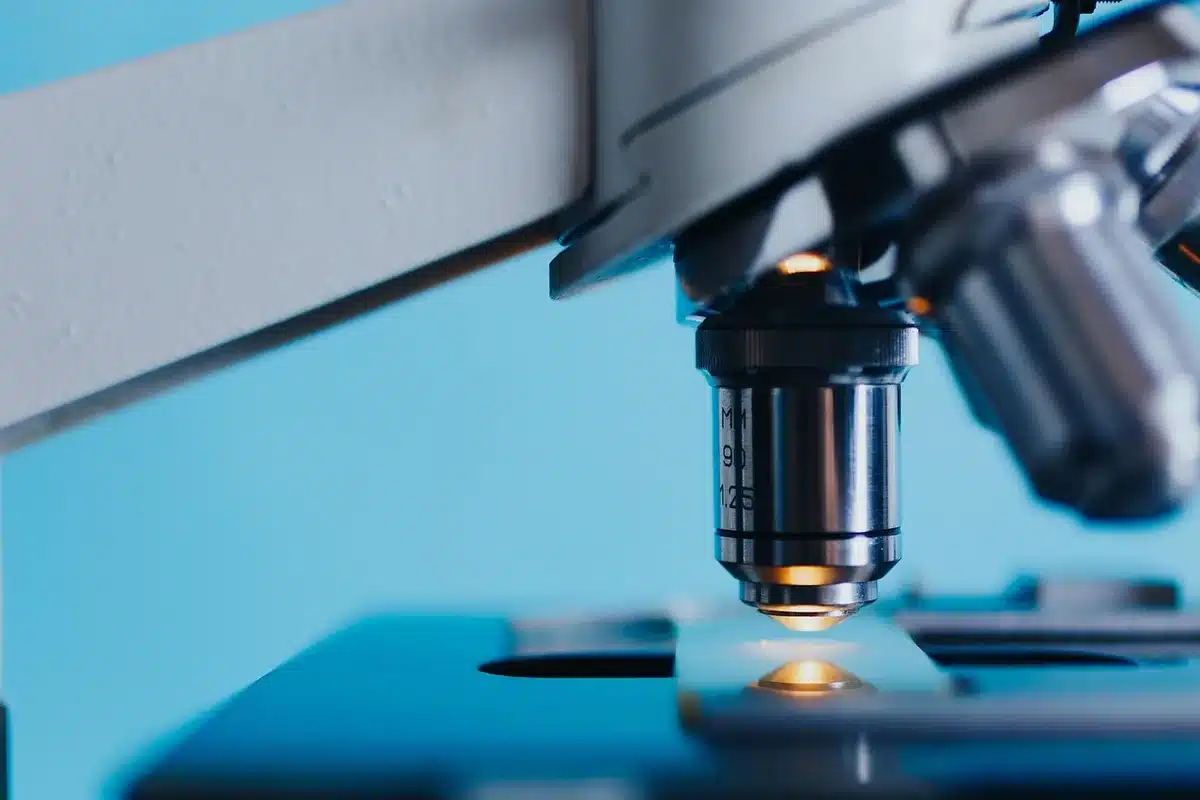 Wissenschaftler:innen analysieren Daten an Computerbildschirmen in einem Forschungslabor