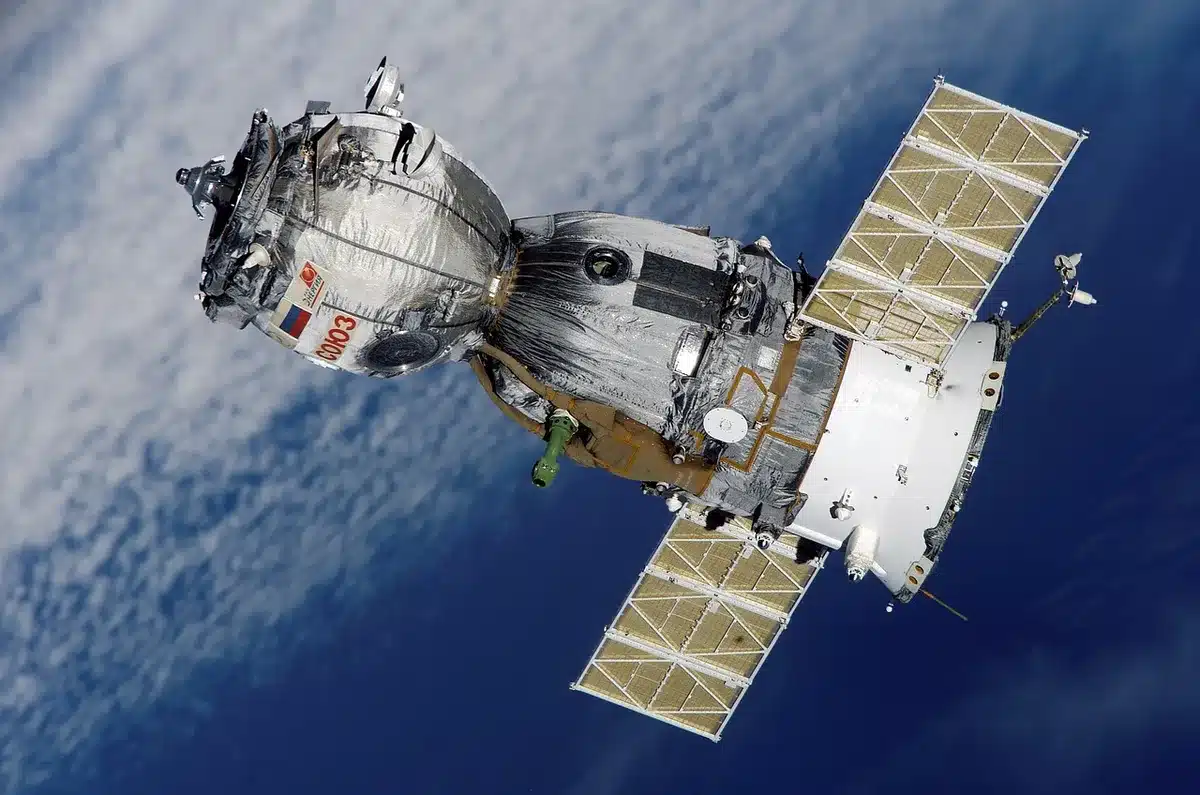 Zwei unterschiedliche Orbiter-Modelle mit Instrumentenanordnungen
