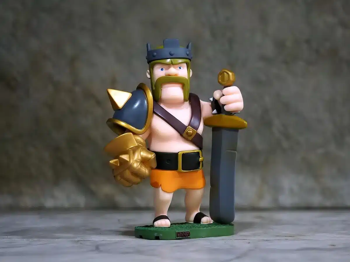 Sammler-Figurentrio von Cloud, Zack und Sephiroth auf Sockel mit Gaming-Merchandise