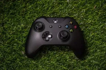 Anonyme Silhouette in einer Gaming‑Lounge mit Headsets und Controller