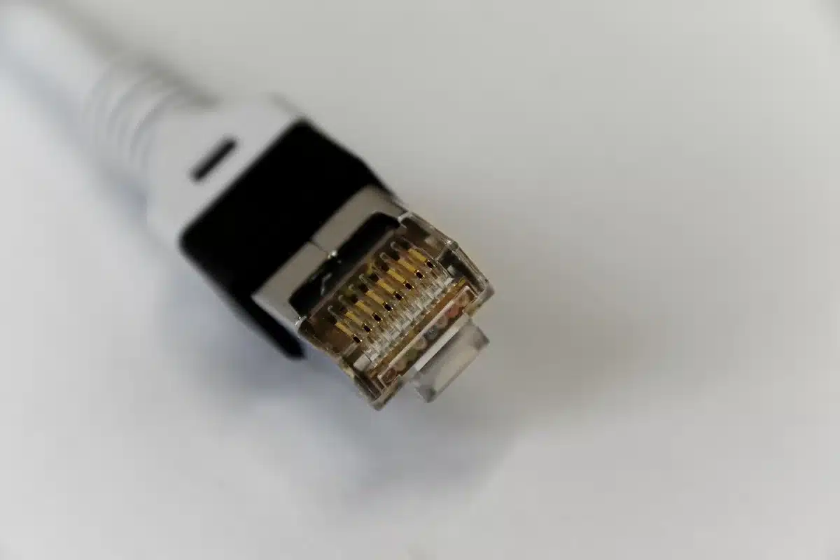 Nahaufnahme von Netzwerkanschlüssen und Glasfaser‑Kabeln an einem Router