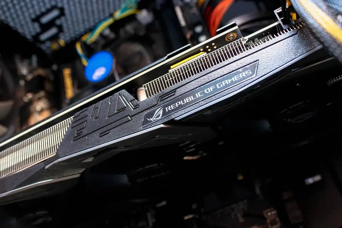 Silhouettierter Gaming‑Schreibtisch mit PC‑Gehäuse, Grafikkarte und SSD