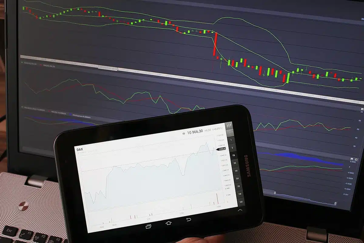 Anleger vergleicht ETF-Performance und Indexdaten auf Bildschirm