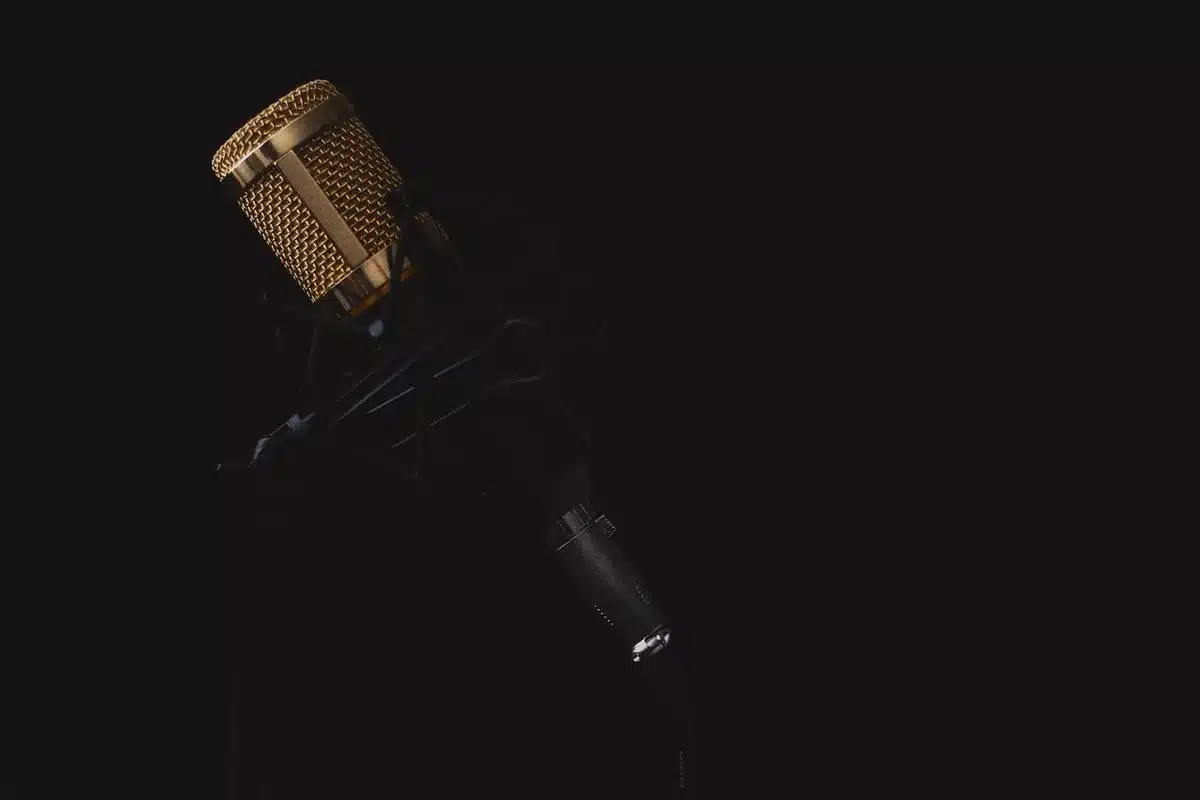 TV-&Uuml;bertragungsstudio mit Live-Sportkommentaren und Bildschirmen