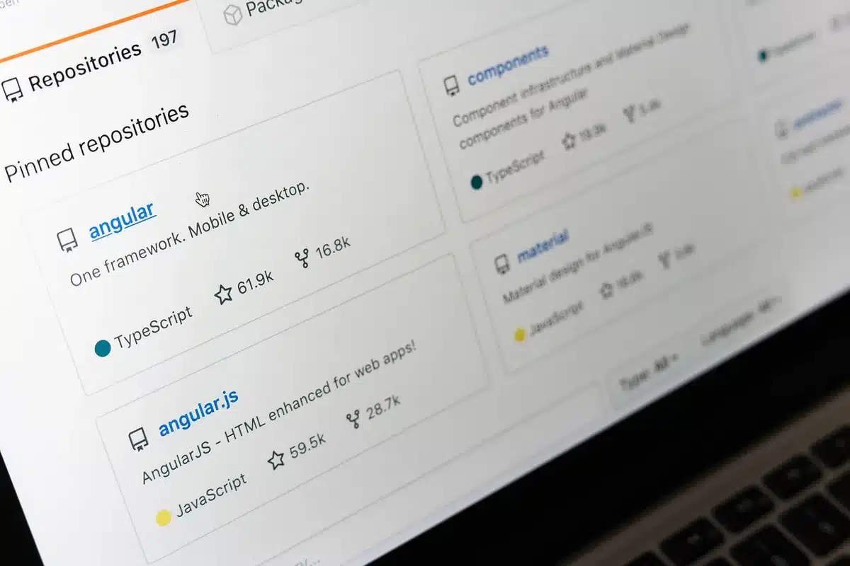 Hand hält digitales Stethoskop beim Aufzeichnen von Atemgeräuschen, App zeigt Analyse