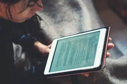 Digitales Gesundheitsgerät mit integriertem Stethoskop auf einem Wohnzimmertisch