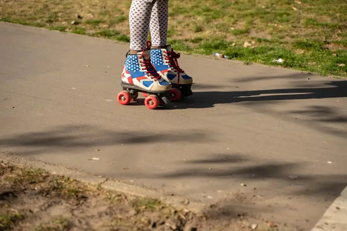Dynamische Nahaufnahme von Rollschuhen in Bewegung während Kampfaktion
