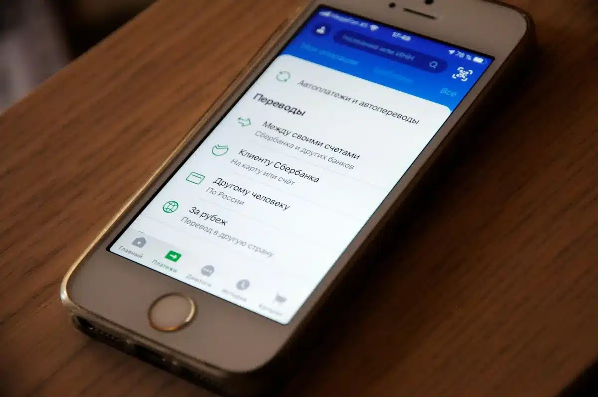 Smartphone-Bildschirm zeigt Transkriptions-Interface mit Wellenformen und mehrsprachigem Text