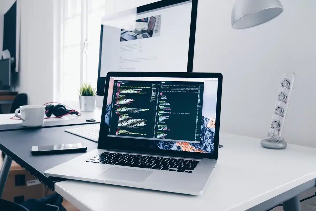 PC mit Streaming‑Setup und offenen Modding‑Tools