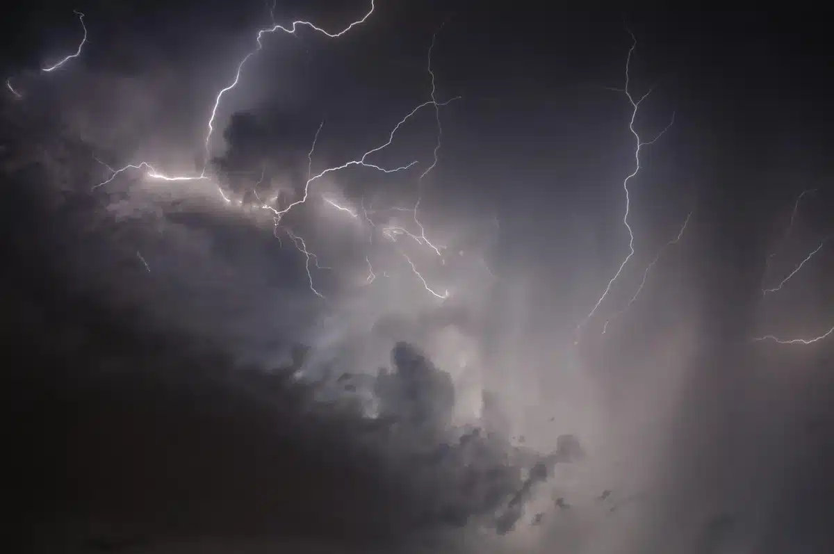 Rudel von fliegenden Monstern vor einem st&uuml;rmischen Himmel