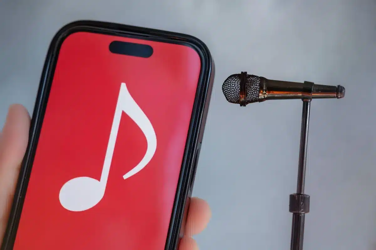 Smartphone zeigt Verfügbarkeitsliste einer Streaming-App