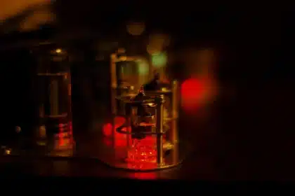 Nahaufnahme von Bedienknöpfen und Schiebereglern an einem hochwertigen Audioverstärker in gedimmtem Licht