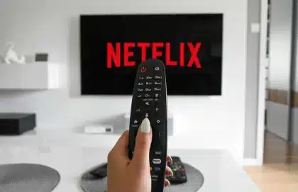 Wohnzimmer mit Fernseher, Streaming-Gerät, Fernbedienung und Popcorn