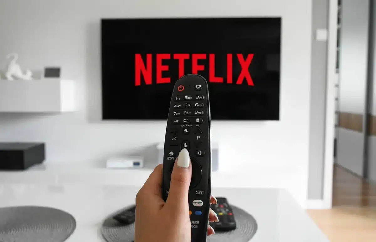 Wohnzimmer mit Fernseher, Streaming-Gerät, Fernbedienung und Popcorn