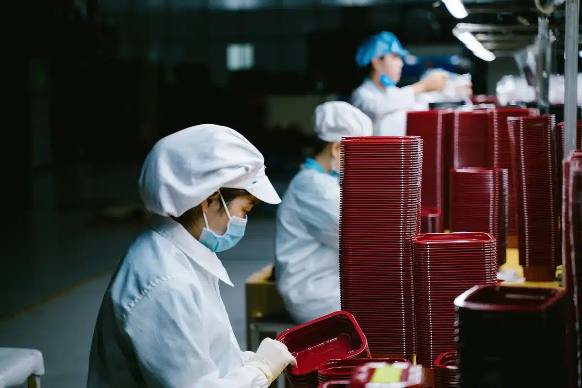 Halbleiter-Wafer in einer Fabrikhalle unter Produktionslichtern