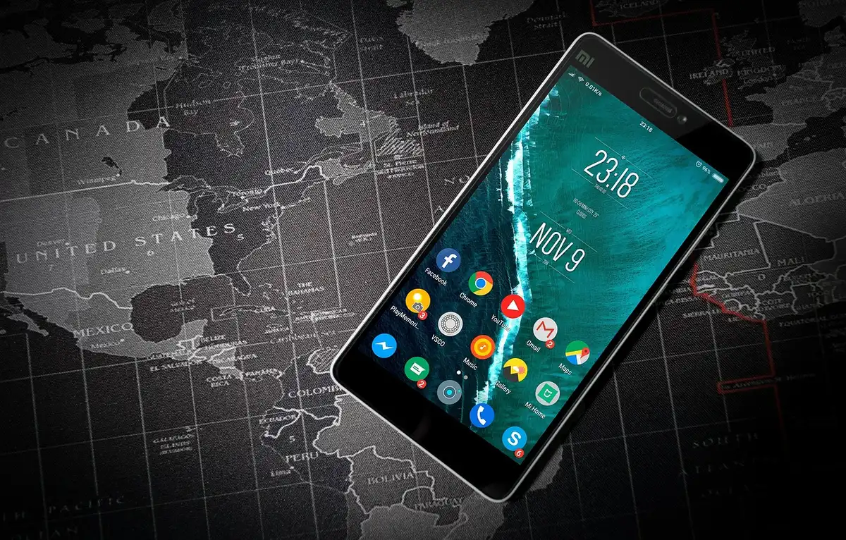 Smartphone zeigt Liste von System‑Updates und Patch‑Level